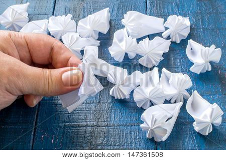 / Making beautiful bows for decoration hair and gifts in the art kanzashi. Step by step photo instructions. Step 3. Making the components of the ribbon in the shape of a flower