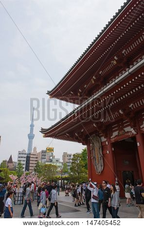 SENSOJI TEMPLE, JAPAN - MAY 2 , 2016: The Kaminarimon (Thunder Gate), the gate of Sensoji Temple and the symbol of Asakusa, Tokyo, Japan. MAY 2 2016