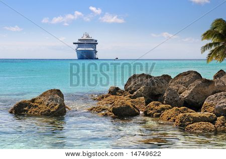 Caribbean Beach avec les roches et le navire de croisière en arrière-plan