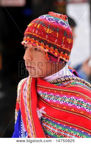CUSCO PERU - 5 settembre: Uomo di ritratto di Quechua vestito in abiti tradizionali, il 5 settembre, 2