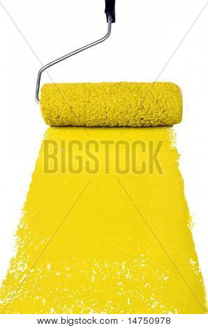 Rodillo de pintura con pintura amarilla, aislada sobre fondo blanco