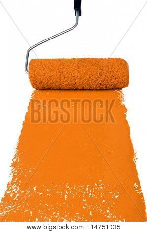Verfroller met oranje verf geïsoleerd op witte achtergrond