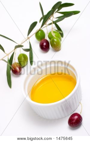 Olijven takje en zuivere olijfolie