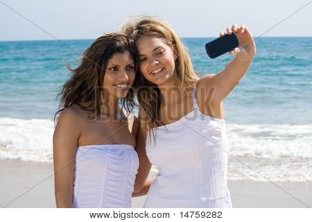 deux amis belles sur la plage tout Autoportrait avec un appareil photo de téléphone portable