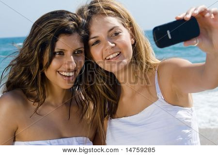 deux amis belles sur la plage tout Autoportrait avec un appareil photo de téléphone portable