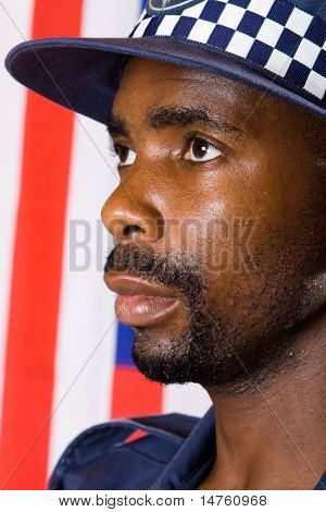 Africký Americký policista portrét, pozadí je vlajka USA