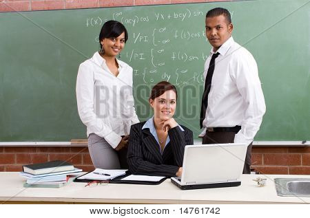 Grupo de jovens professores em sala de aula