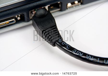 Cavo Ethernet collegato ad un computer portatile