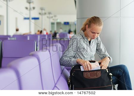Donna presso i biglietti witn aeroporto, shallow DOF