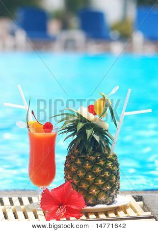 Cocktails in de buurt van het zwembad