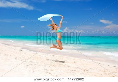 Kvinde med sarong på caribisk strand