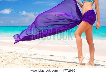 Kvinde med sarong på caribisk strand