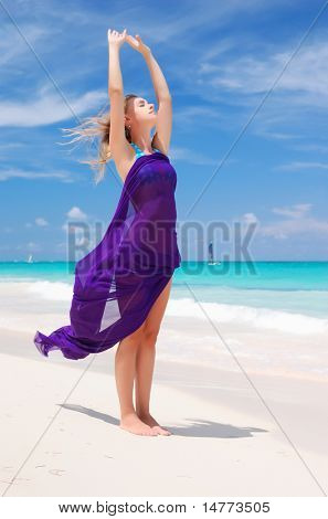 Kvinde med sarong på caribisk strand