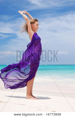 Kvinde med sarong på caribisk strand