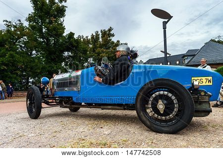 Editorial,16 September 2016: France: Xxxiii Festival Enthousiastes Bugatti In Molsheim. Elegant Retr