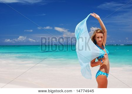 Kvinde med sarong på caribisk strand