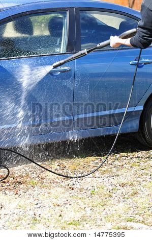 Lavagem no ar aberto do carro azul