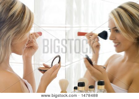 Blonde dans la salle de bain