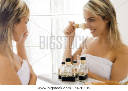 Blonde dans la salle de bain