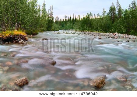 Fiume rapido flusso nelle montagne di Hibins In Russia