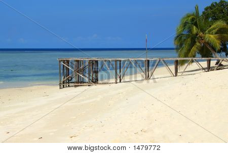 ชายหาดเกาะสิปาดันและท่าเรือ