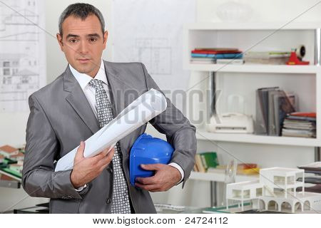 Architetto maschio per lasciare l'ufficio