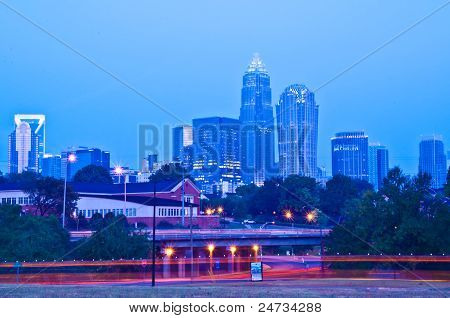 skyline di Charlotte con semaforo sentieri nelle prime ore del mattino