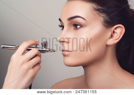 Make Up With Airbrush. Girl Face With Perfect Skin. Fashion Model With Nude Make Up. Makeup Lips. Se