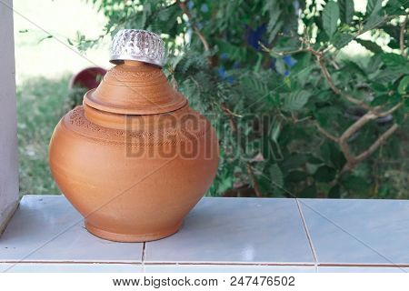 Pottery container For drinking water And a container to draw water to drink.