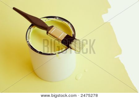 Escova de pintura e lata