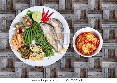 Fresh Shrimp Chili Dip As Nam Prik Kung Sod  In Thai And Deep Fired Mackarel,vegetable Omelet,crispy