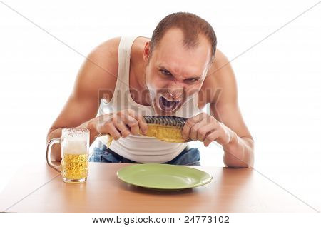 男人喝啤酒和吃鱼