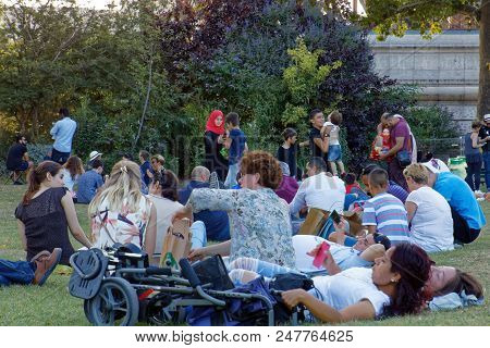 Paris - August 1, 2017: Both Locals And Tourists Gathered In Champ De Mars, Enjoying The Summer Weat