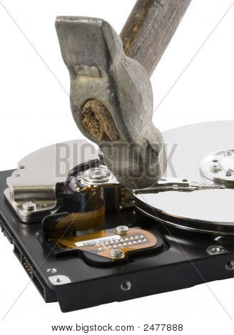 Disco duro de ordenador bajo el martillo