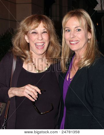 LOS ANGELES - 27 okt: Denise Alexander, Genie Francis anländer till den 
