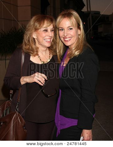 LOS ANGELES - 27 okt: Denise Alexander, Genie Francis anländer till den 