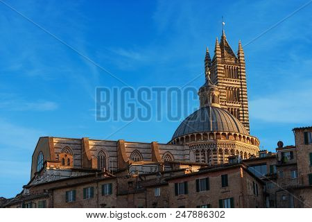 Siena Cathedral, Santa Maria Assunta 1220-1370 And Old Houses. Toscana (tuscany), Italy, Europe