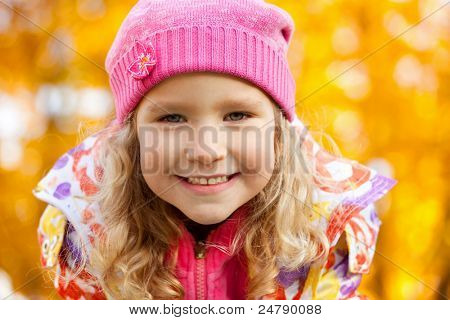 Niño feliz en el Parque otoño