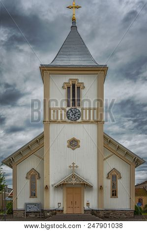 An Image Of An Old Wooden Church In The Swedish Town Of Kungsbacka
