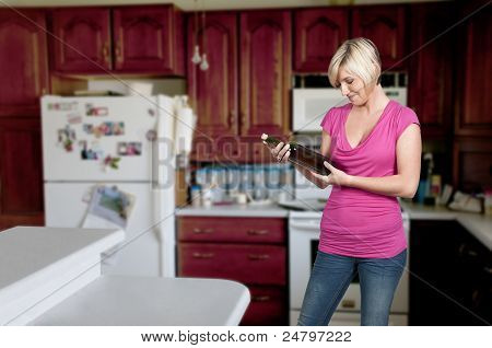 Frau mit Wein