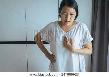Woman Having Or Symptomatic Reflux Acids,gastroesophageal Reflux Disease,because The Esophageal Sphi