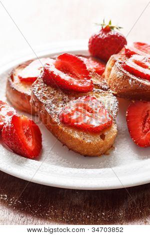 Toasts ฝรั่งเศสกับน้ำตาลผงสตรอเบอร์รี่