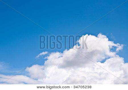 bílé mraky v Blue Sky