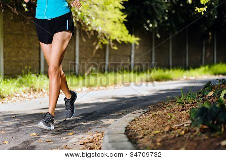 ใช้ผู้หญิงออกกำลังกายเพื่อสุขภาพฝึกอบรมสำหรับมาราธอนในปราบกลางแจ้ง พลังชีวิต exercis