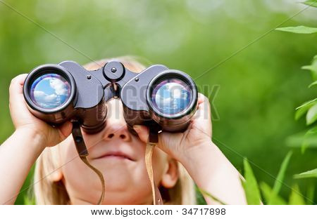 kleines Mädchen Blick durchs Fernglas Outdoor
