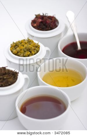 三杯茶用不同的颜色与三个不同类型的草药在它后面的锅