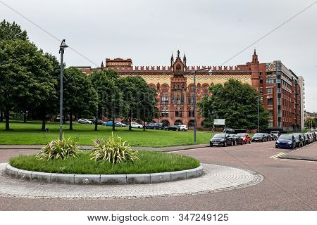 Glasgow, Scotland - July 31, 2019: Roundabout In Front Of The Famous West Brewery Near Glasgow Green