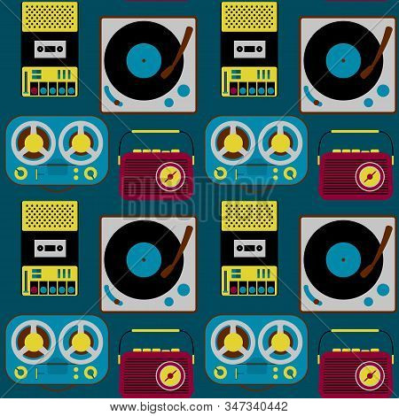 Vintage Electronics Seamless Pattern. Retro Background Radio, Type Recorder And Vynil Record Player 