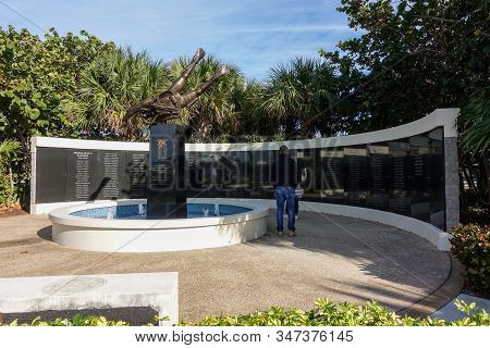 Ft. Pierce,fl/usa-1/27/20: The Navy Seal Memorial Wall And Statue Of A Frogman With The Names Of Tho