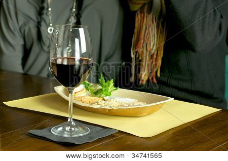 Czerwone wino i przekąska